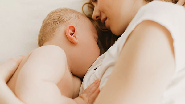 شیردهی نوزاد با شیر مادر